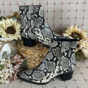 Tod's Python Embossed Leather Ankle Boots Size 37 US 7 Almond Toe Bootie New